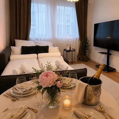 Zentrum Prime Location - Near Metro 24h Self Check-in, 65 Smart Tv Apartman *