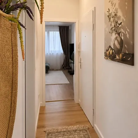 Zentrum Prime Location - Near Metro 24h Self Check-in, 65 Smart Tv *